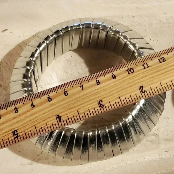 Slick Silver PU Vinyl Wrapped Chunky Retro Geometric Saucer Bangle Bracelet - Picture 9 of 9